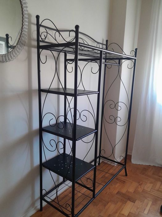 Roupeiro de ferro estilo romântico