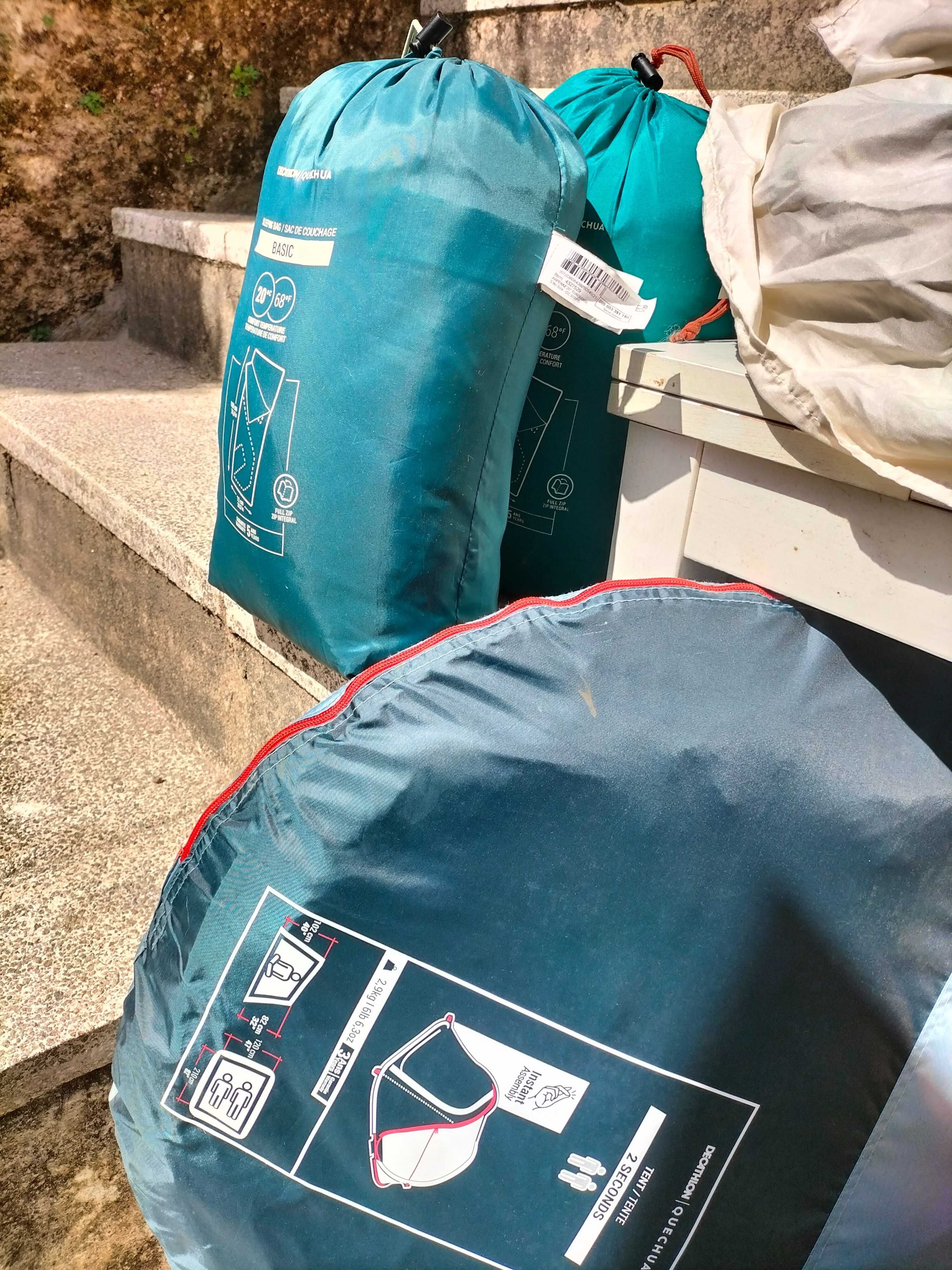 Tenda Quechua 2 Seconds (pop-up) + 3 sacos de dormir Quechua