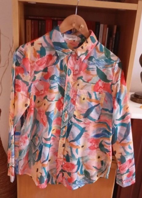 Camisas estampadas usadas como novas