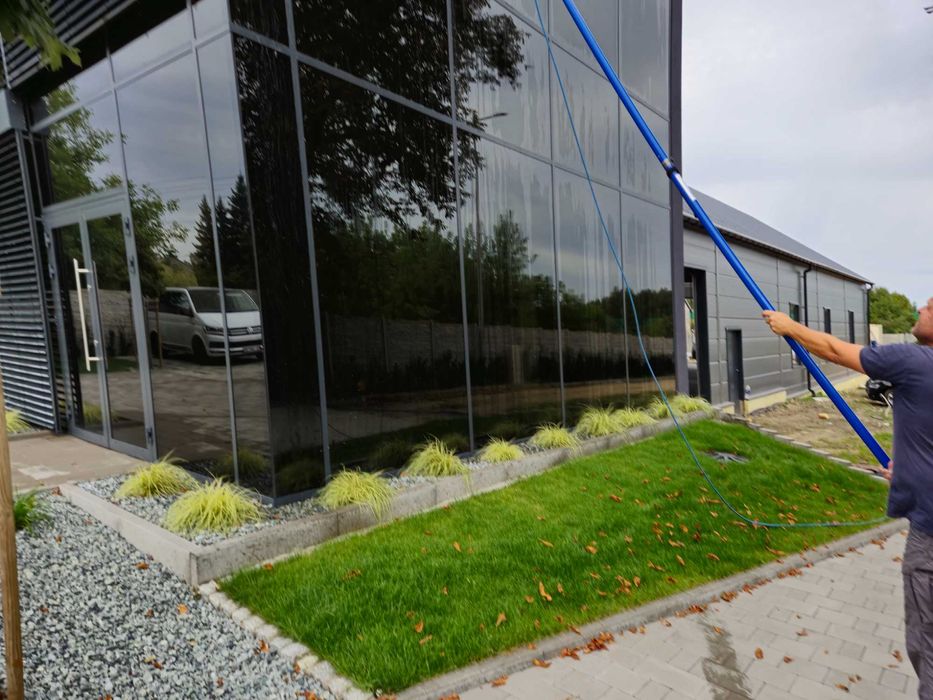 Mycie okien, dużych przeszkleń w domach, salonach samochodowych itp.
