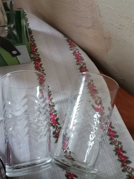 Dwie szklanki przezroczyste