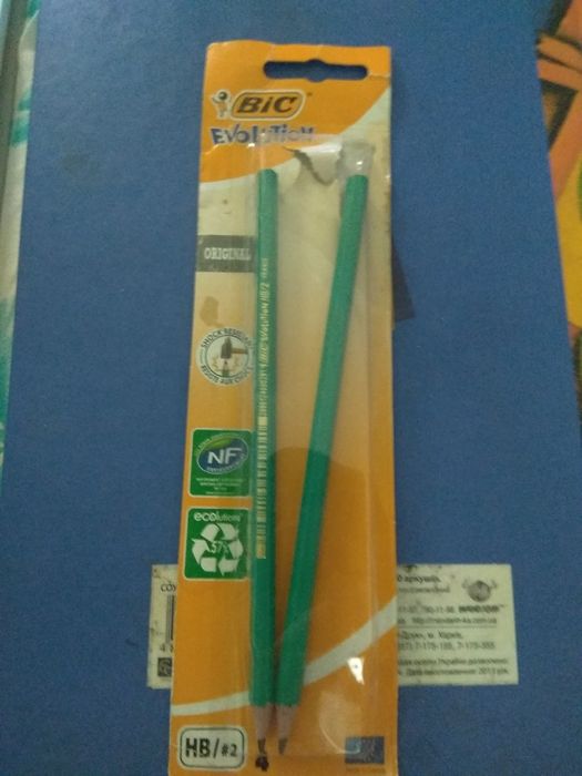 Продам карандаши для рисования и кисточку