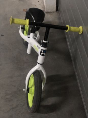 Bicicleta de equilibrio criança