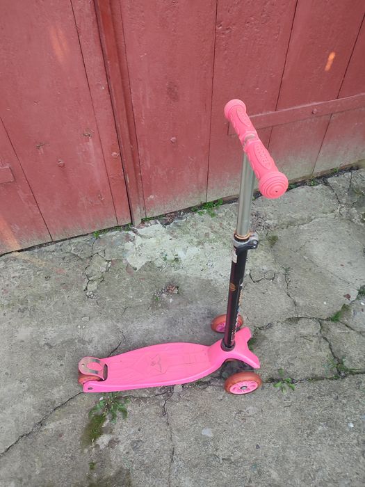 Дитячий самокат,рожевого кольору,з підсвіткою на колесах.