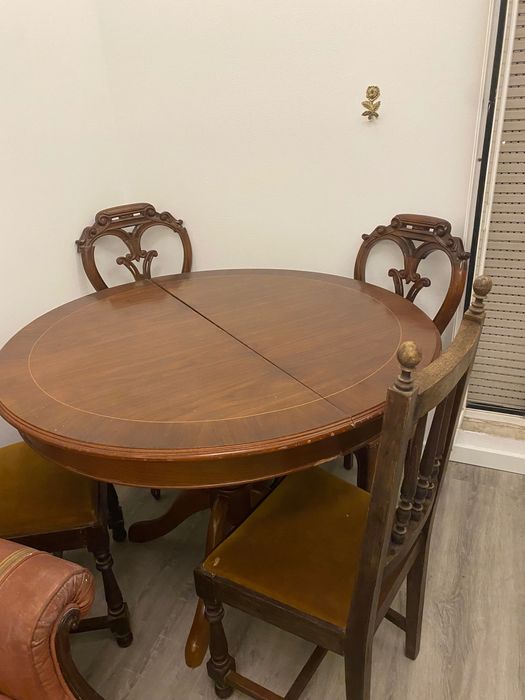 Mesa redonda extensível + 4 cadeiras