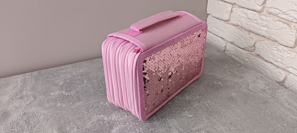 Пенал  із 4 відділеннями, велика сумка для олівців.