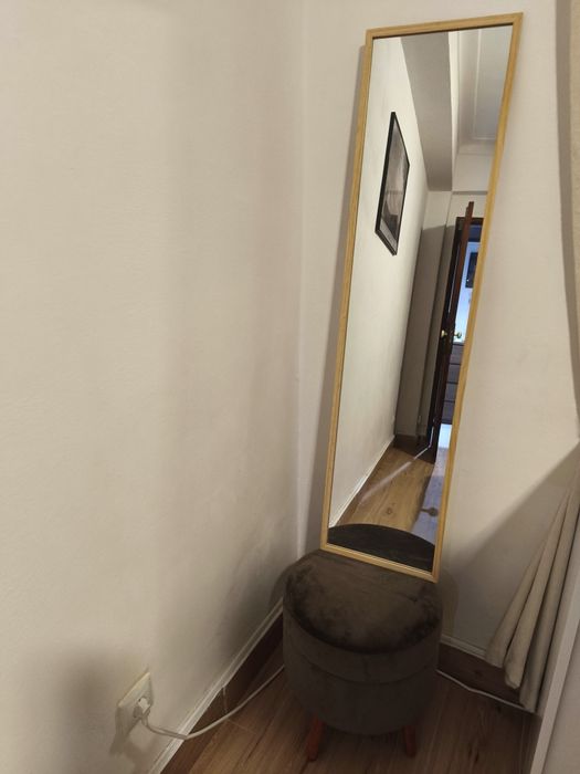 Espelho e puff com arrumação