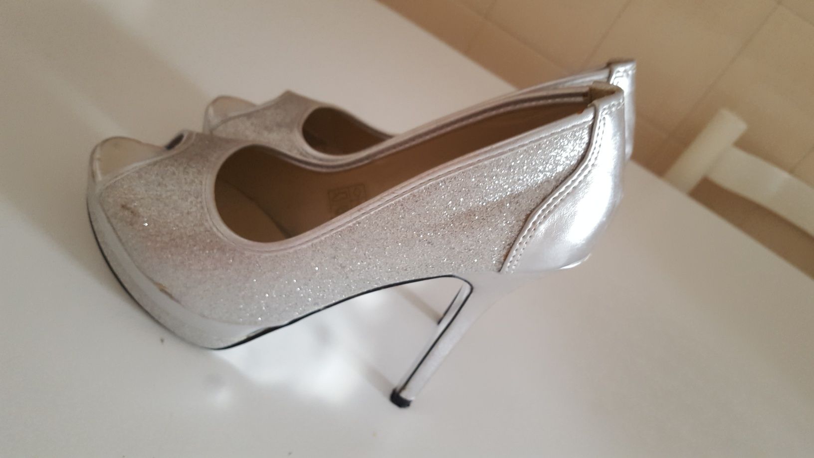 Sapatos prateados tamanho 36