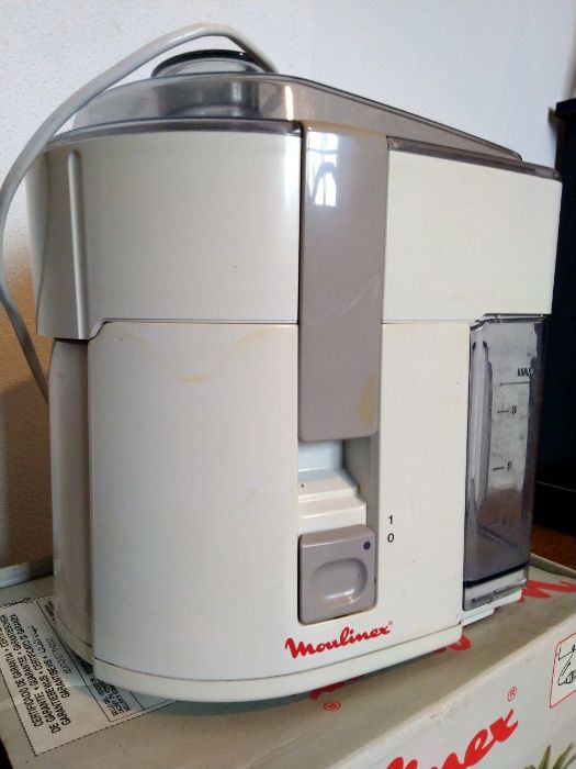 Máquina de sumos Moulinex Junior 864, na caixa