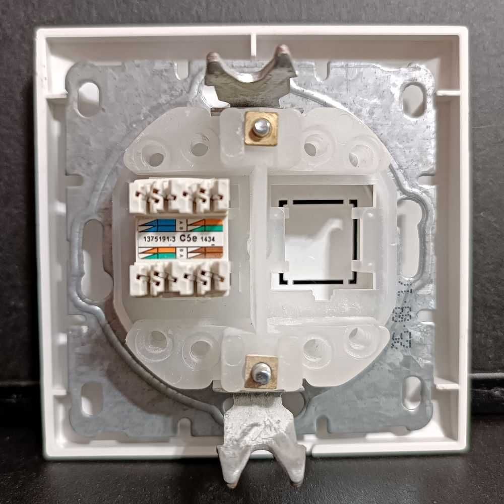 Розетка внутренняя Ethernet RJ-45. В хорошем состоянии.