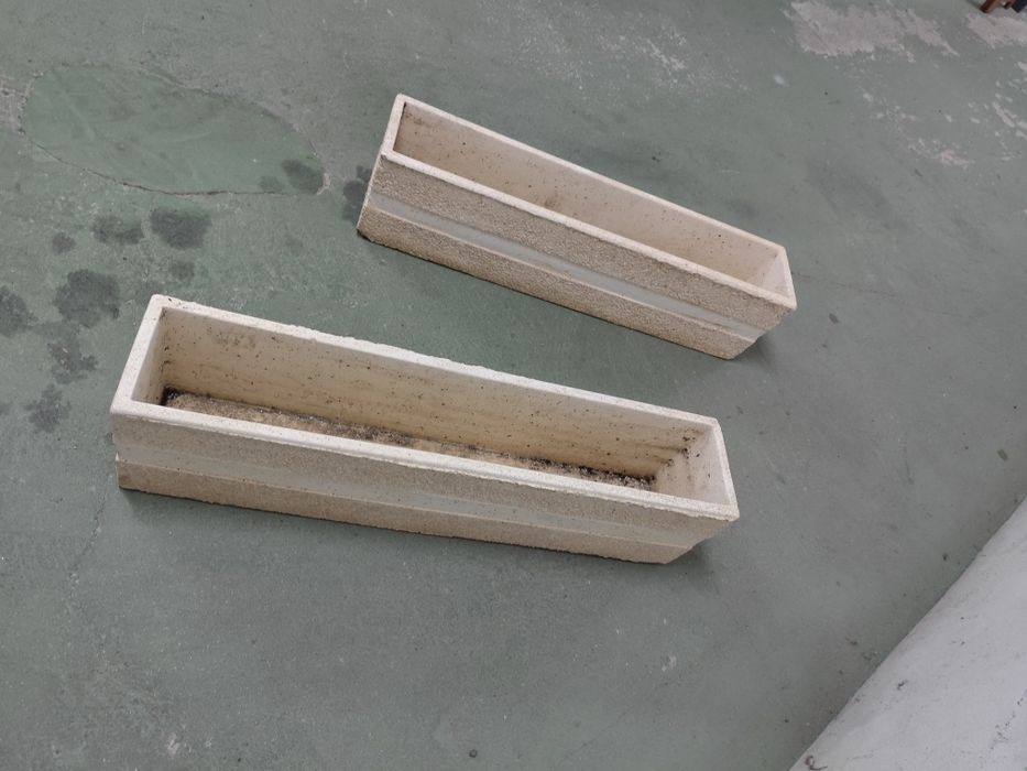 Floreira em pedra bege.