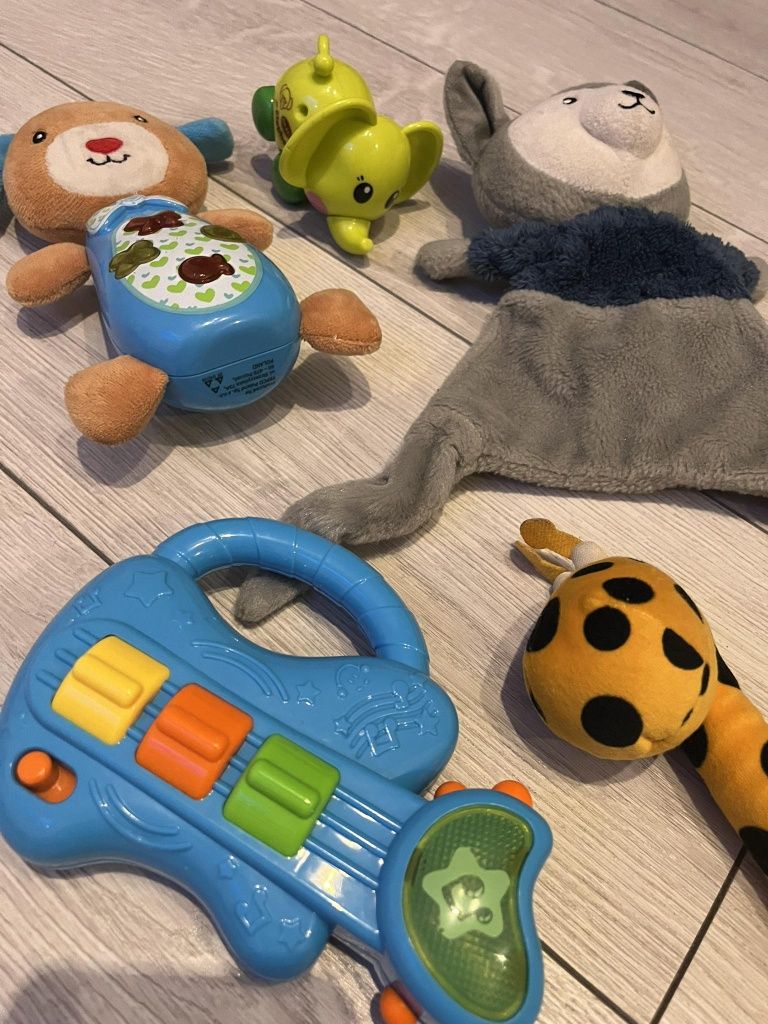 Zabawki interaktywne dla maluszka wraz z pluszakami (grzechotkami)