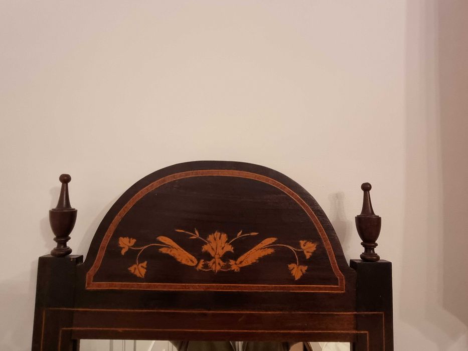 Espelho Antigo em Madeira com Marchetaria Floral – Estilo Clássico