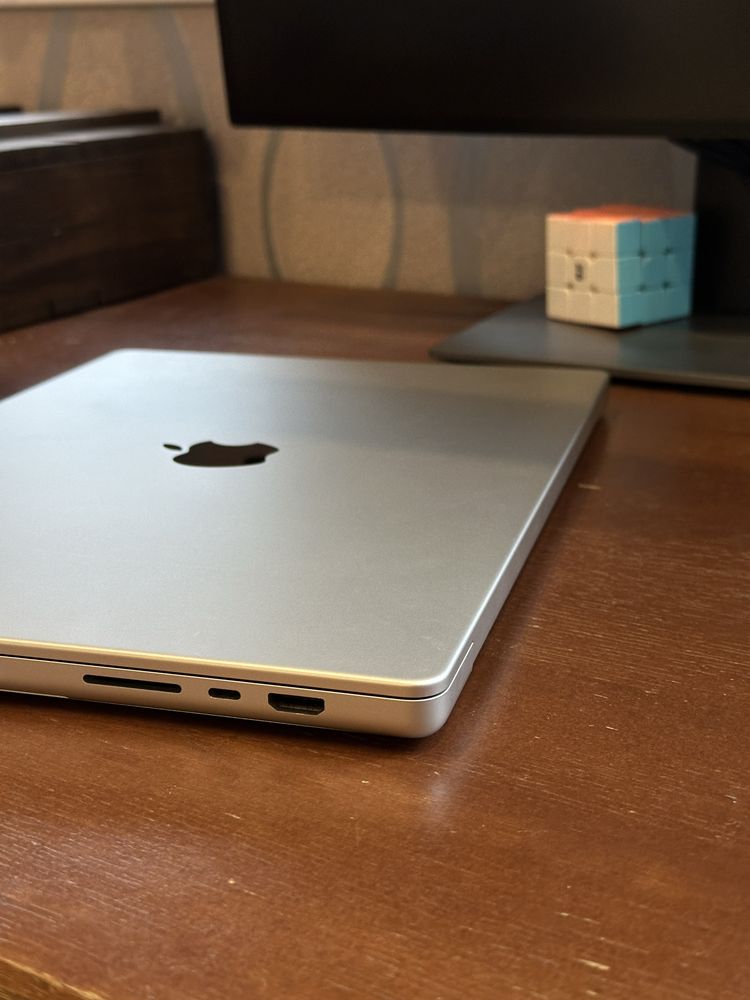 MacBook Pro 16" 2021 M1 Max 64gb RAM 1 tb SSD Silver 38 циклів