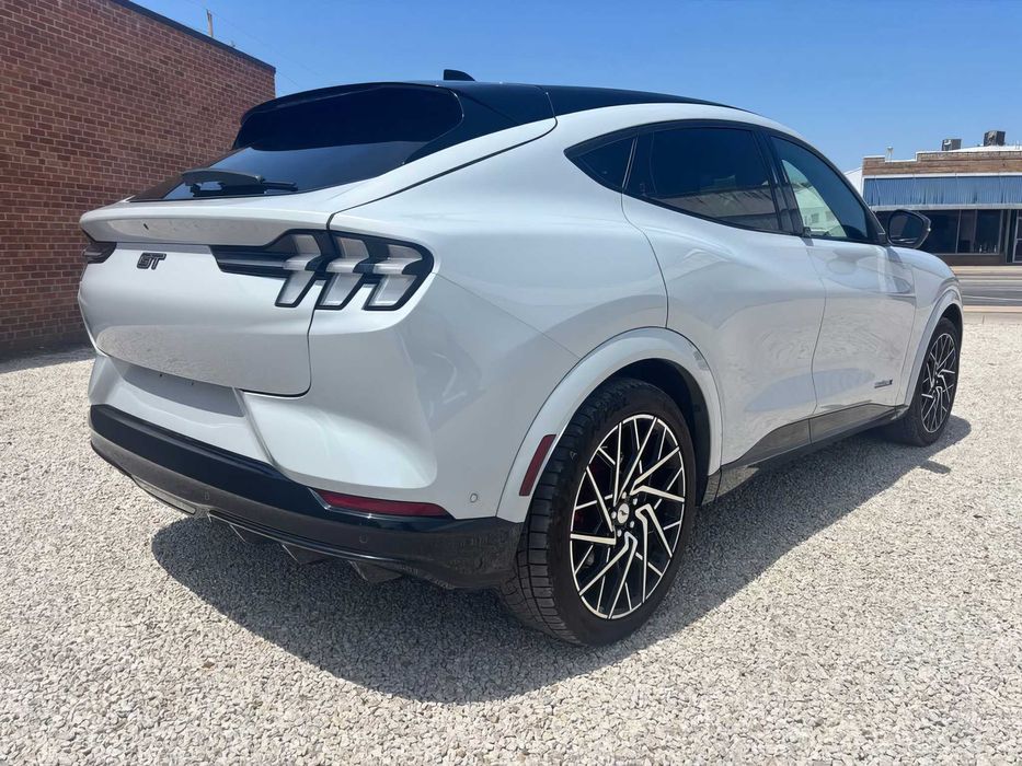 Ford Mustang Mach-E      2022