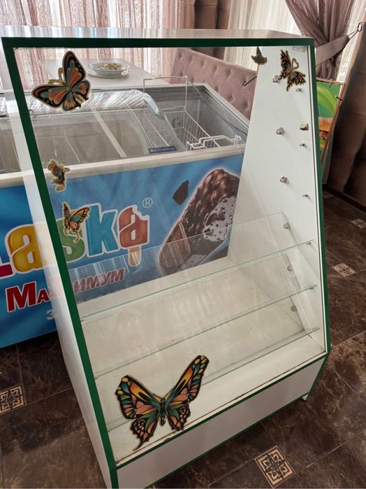 Невелика вітрина для товару/продуктів
