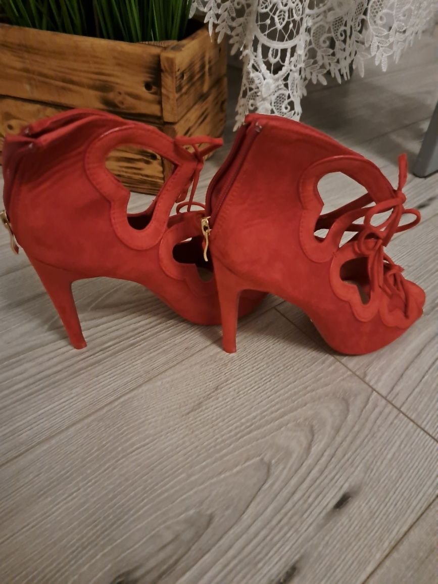 Sprzedam eleganckie czerwone buty na obcasie, wzór serduszka,