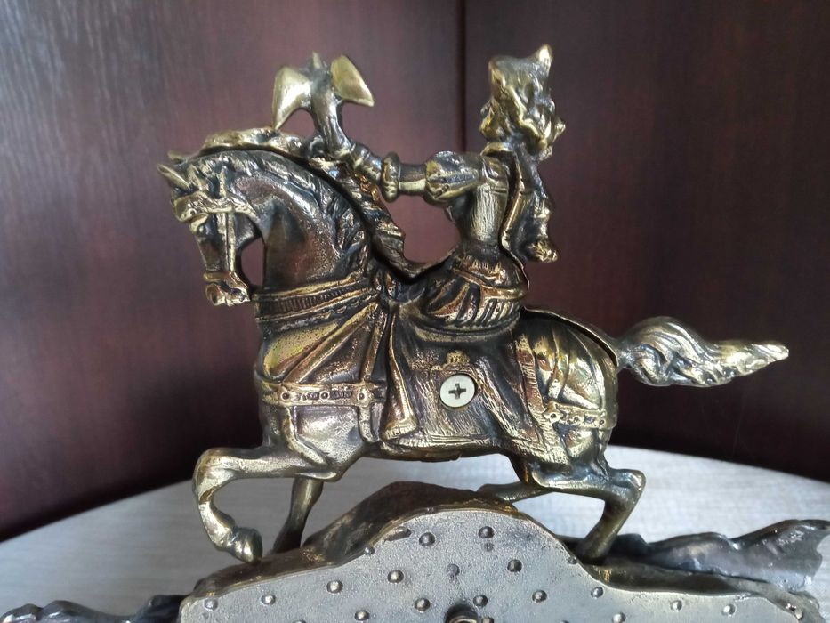 Mosiężny zegar stołowy z figurą polującej kobiety