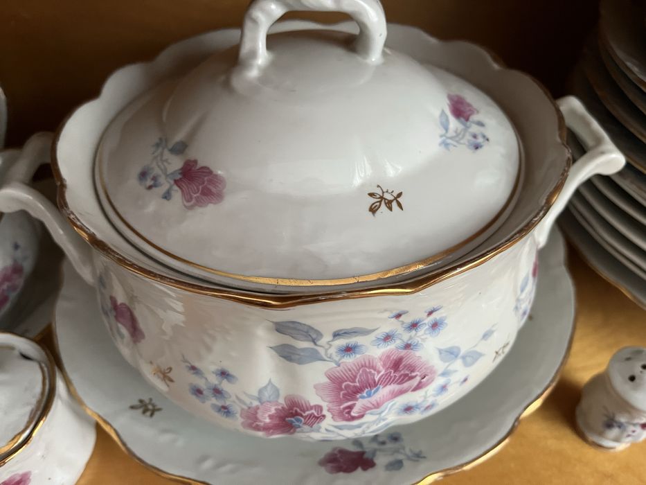 Продаю сервиз столовый на 6 персон