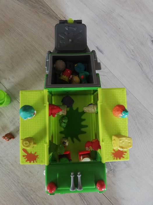 Śmieciarka ze smieciakami