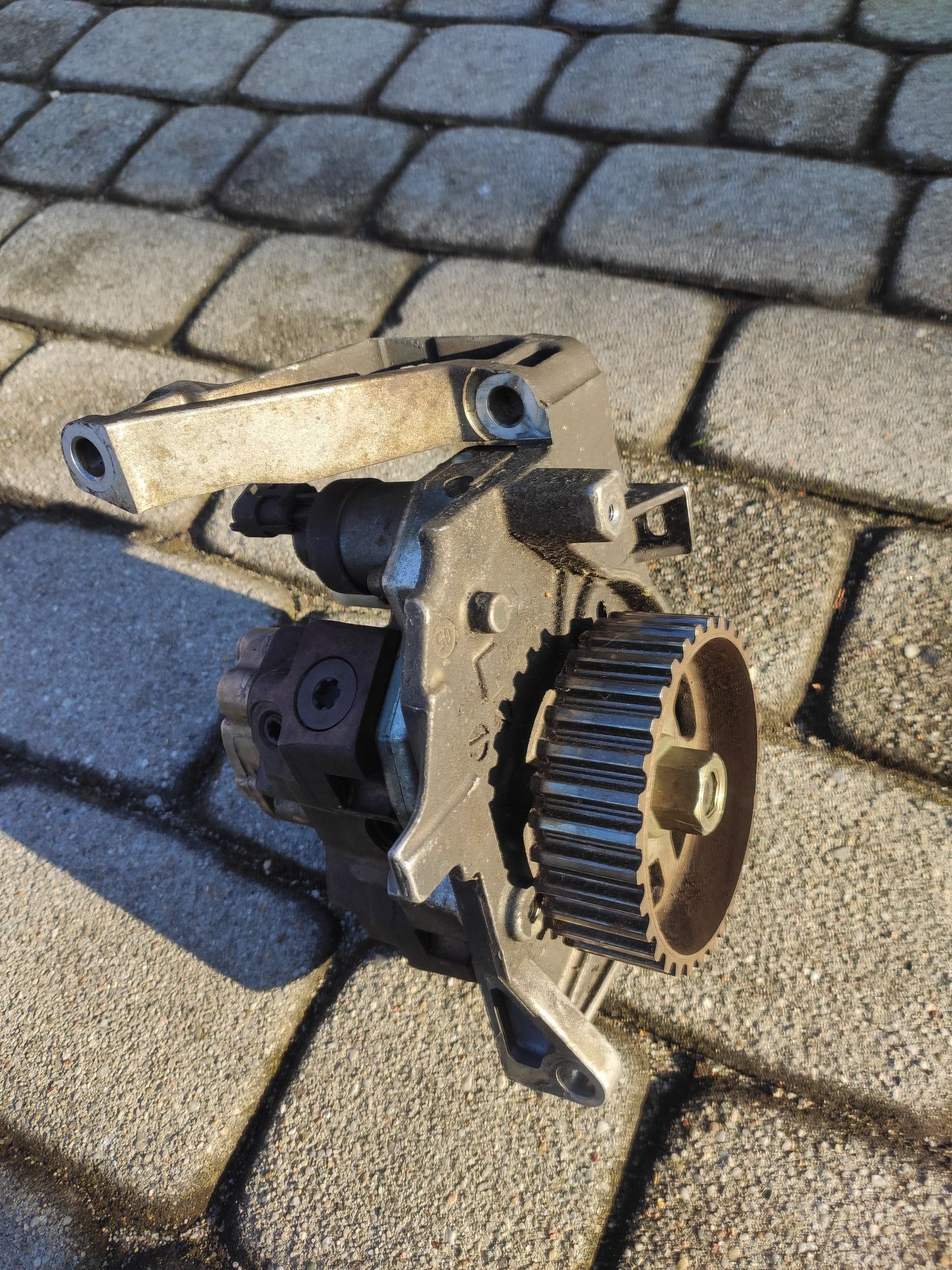 Sprzedam pompę Bosch wysokiego ciśnienia Peugeot 206 HDi