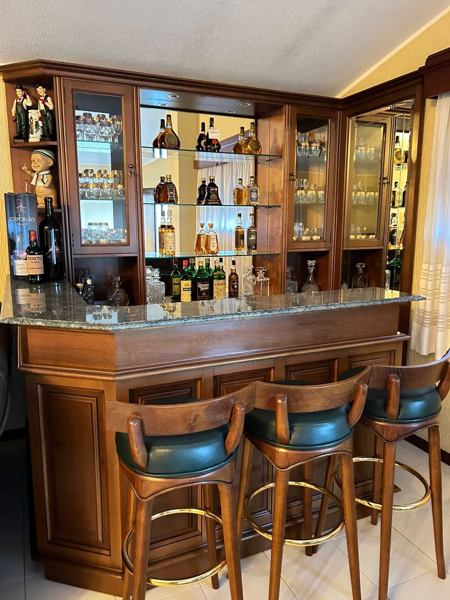 Bar Completo em Madeira Maciça com Bancada em Pedra