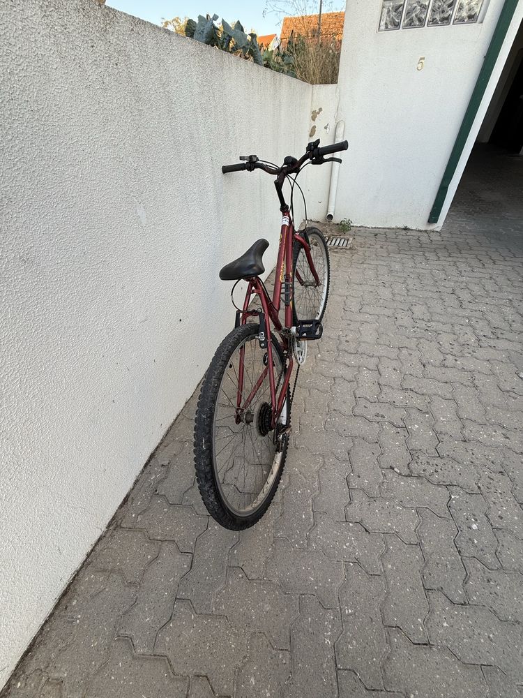 Vendo bicleta de senhora usada em bom estado.