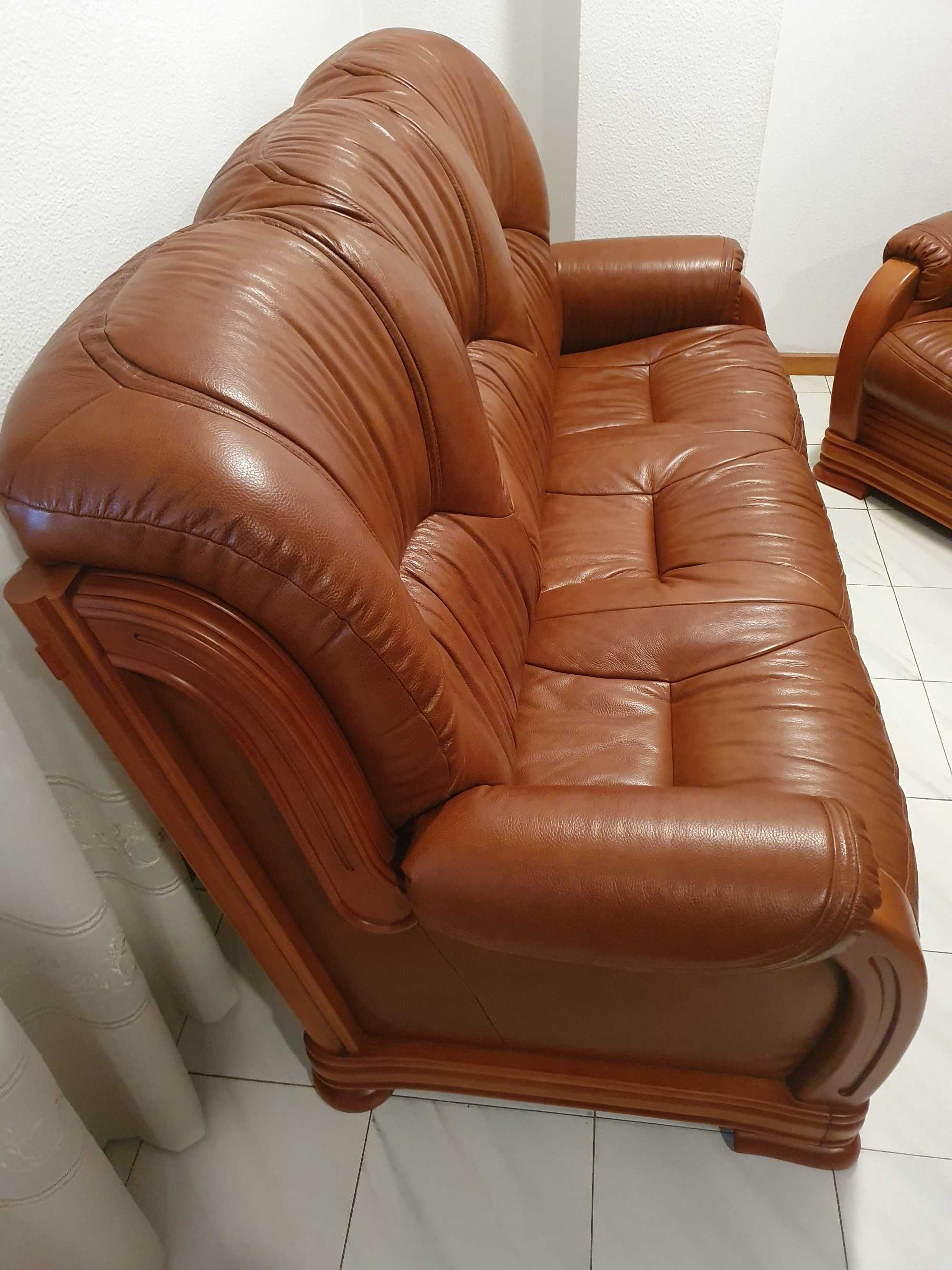 Sofa e duas cadeiras em pele