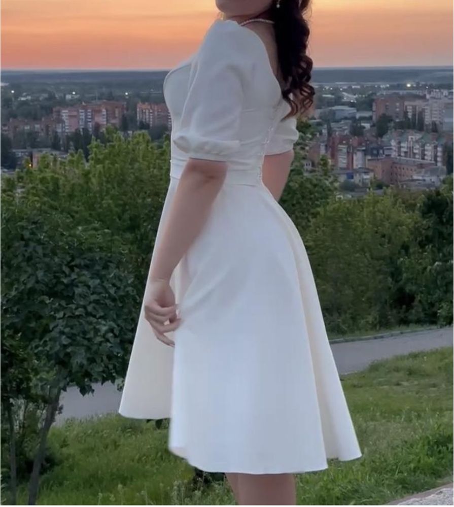 Елегантна біла сукня міді | ідеальна для випускного, фотосесії