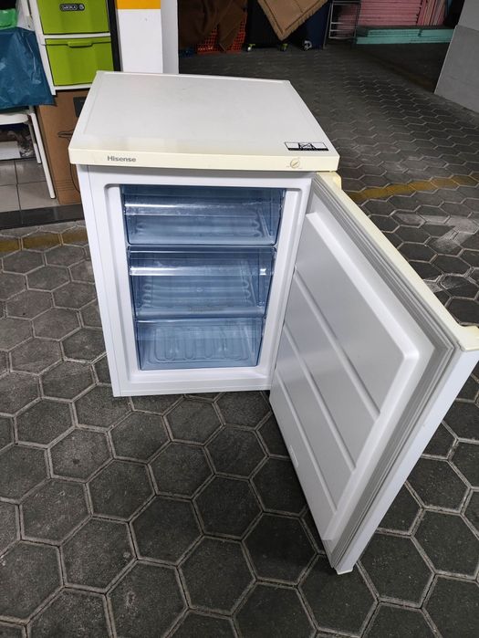 Arca congeladora vertical pequena Hisense em excelente estado