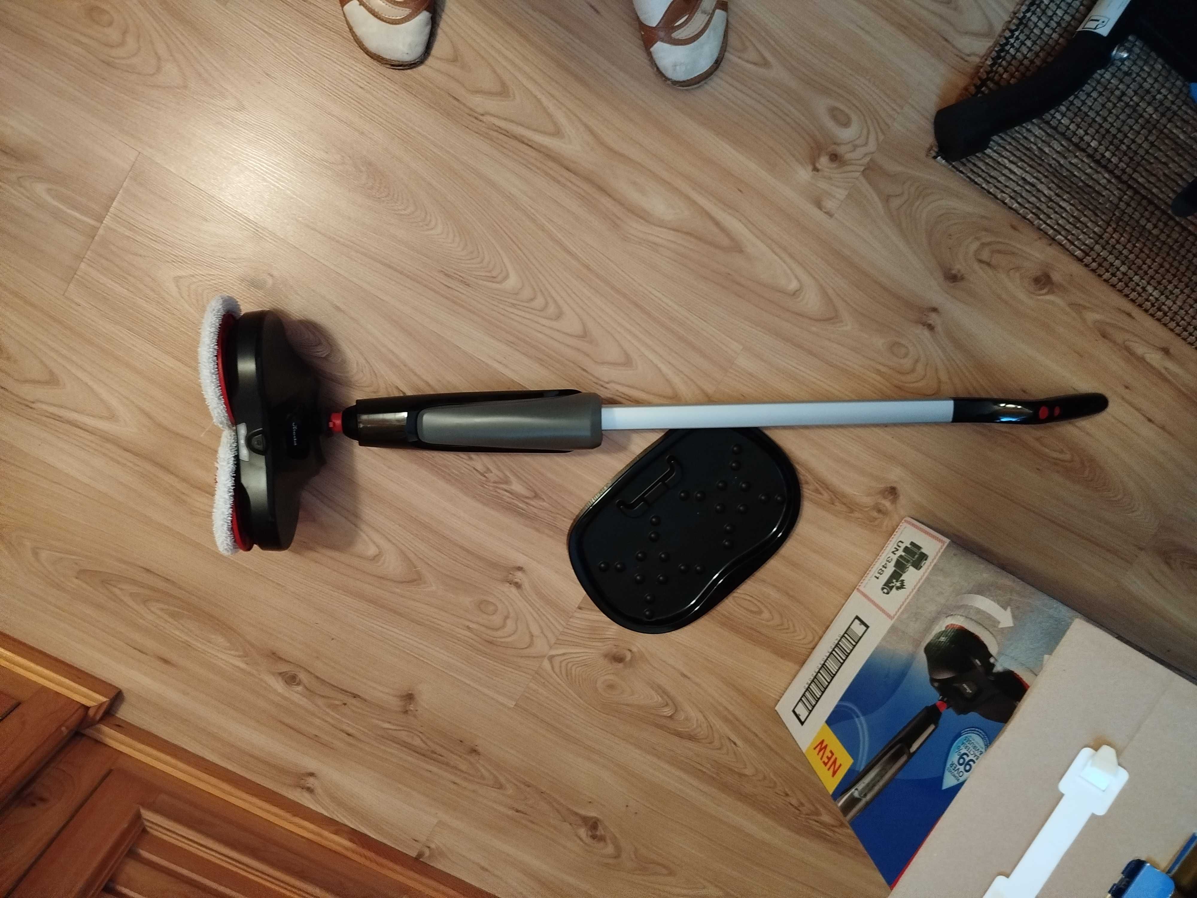 Mop czyszczący na mokro z pojemnikiem na wodę