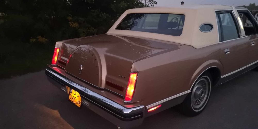 Samochód Zabytkowy Lincoln Continental Mark VI 5.0V8