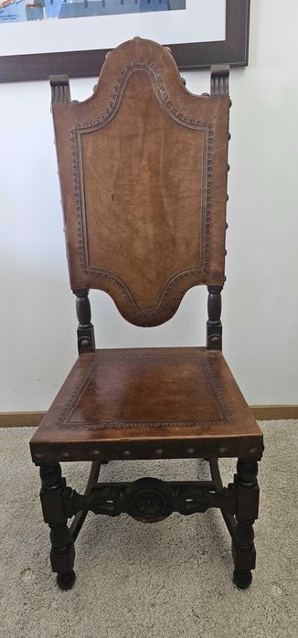 Cadeiras em madeira e couro