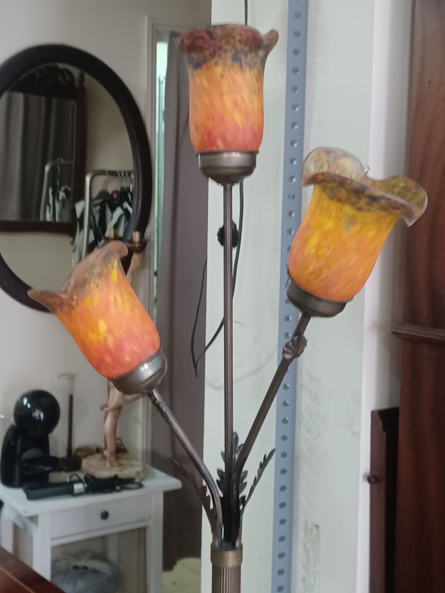 Candeeiro de pé em latão
