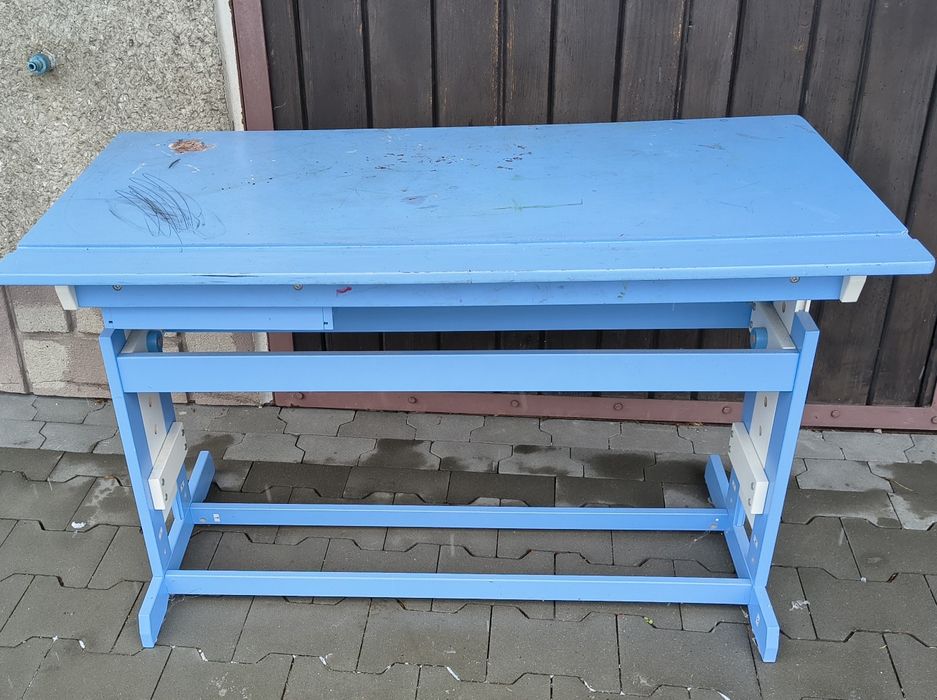 Biurko dziecięce regulowane z fotelikiem.