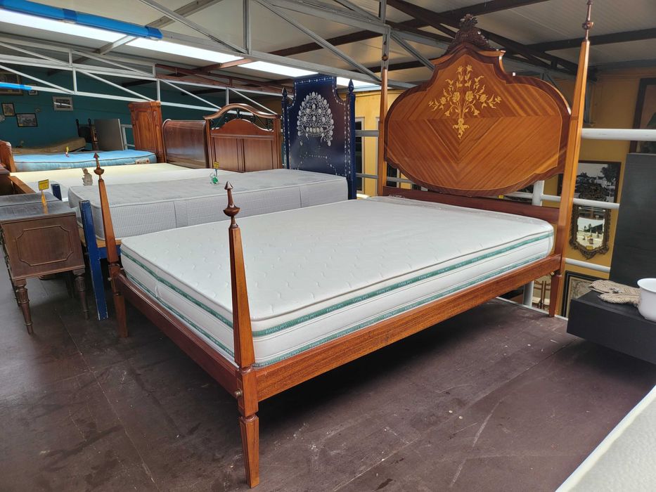 Cama antiga estilo D. Maria com estrado e colchão - Bom