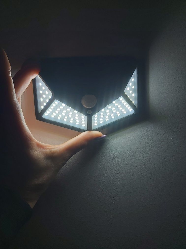 Nowa lampa solarna ścienna LED z czujnikiem ruchu