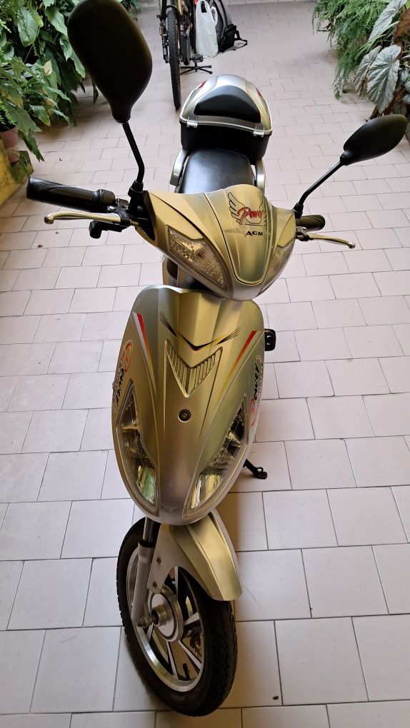 Scooter elétrica com pedais