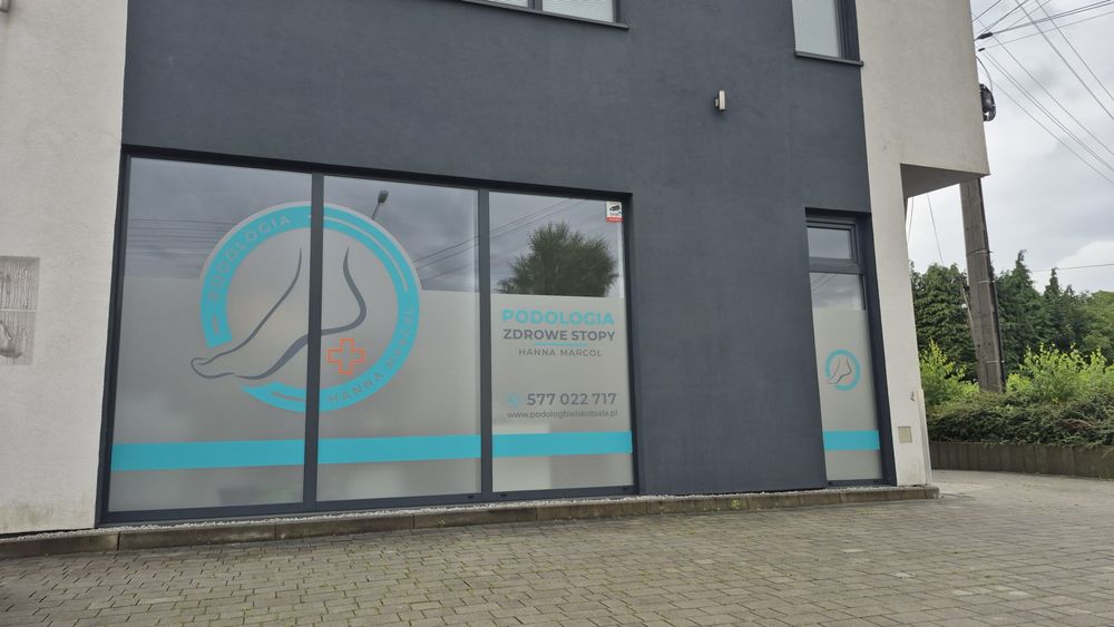 Mycie okien, witryn i balustrad