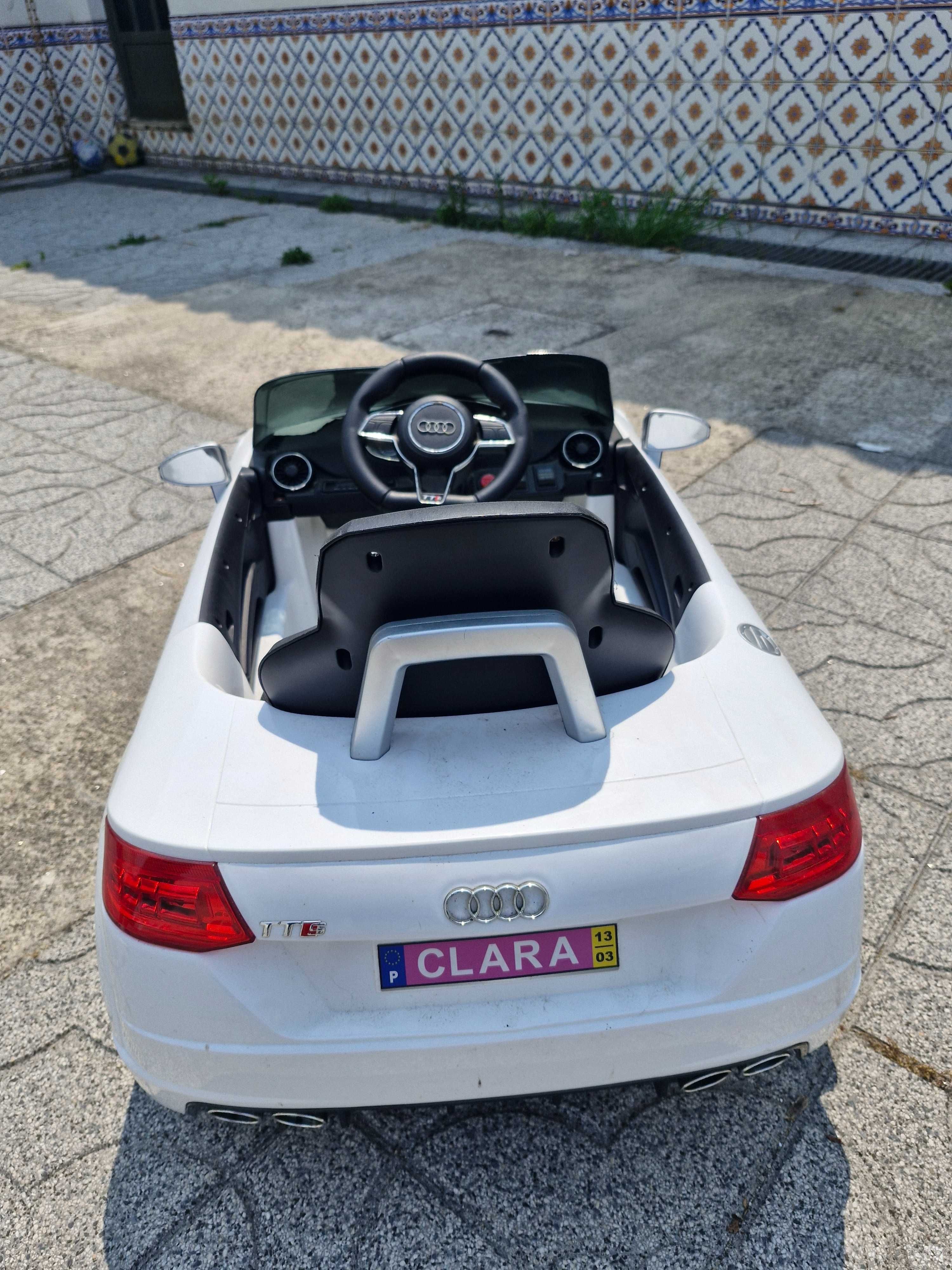 Carro eléctrico criança