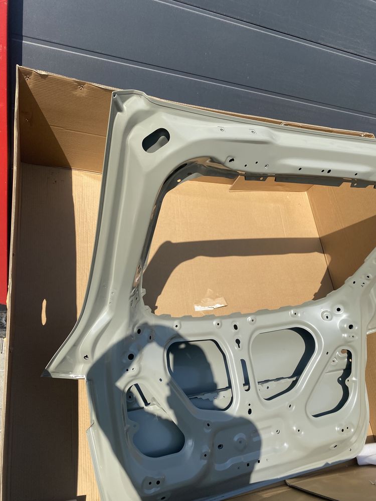 Крышка багажника Tesla Model Y