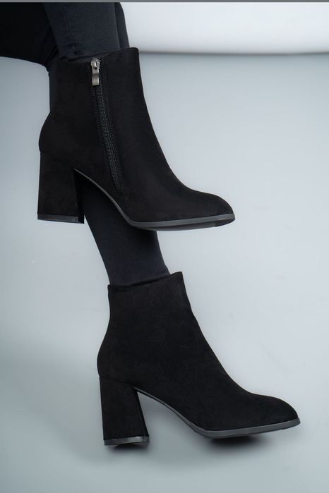 Жіночі стильні сапоги на підборах