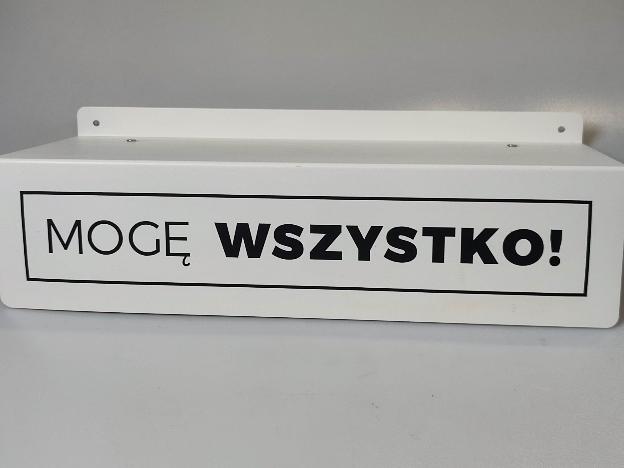 Półka na puchary i wieszak medale