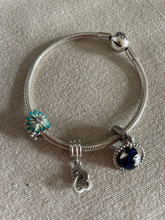 Bransoletka Pandora srebrna z 3 charmsami