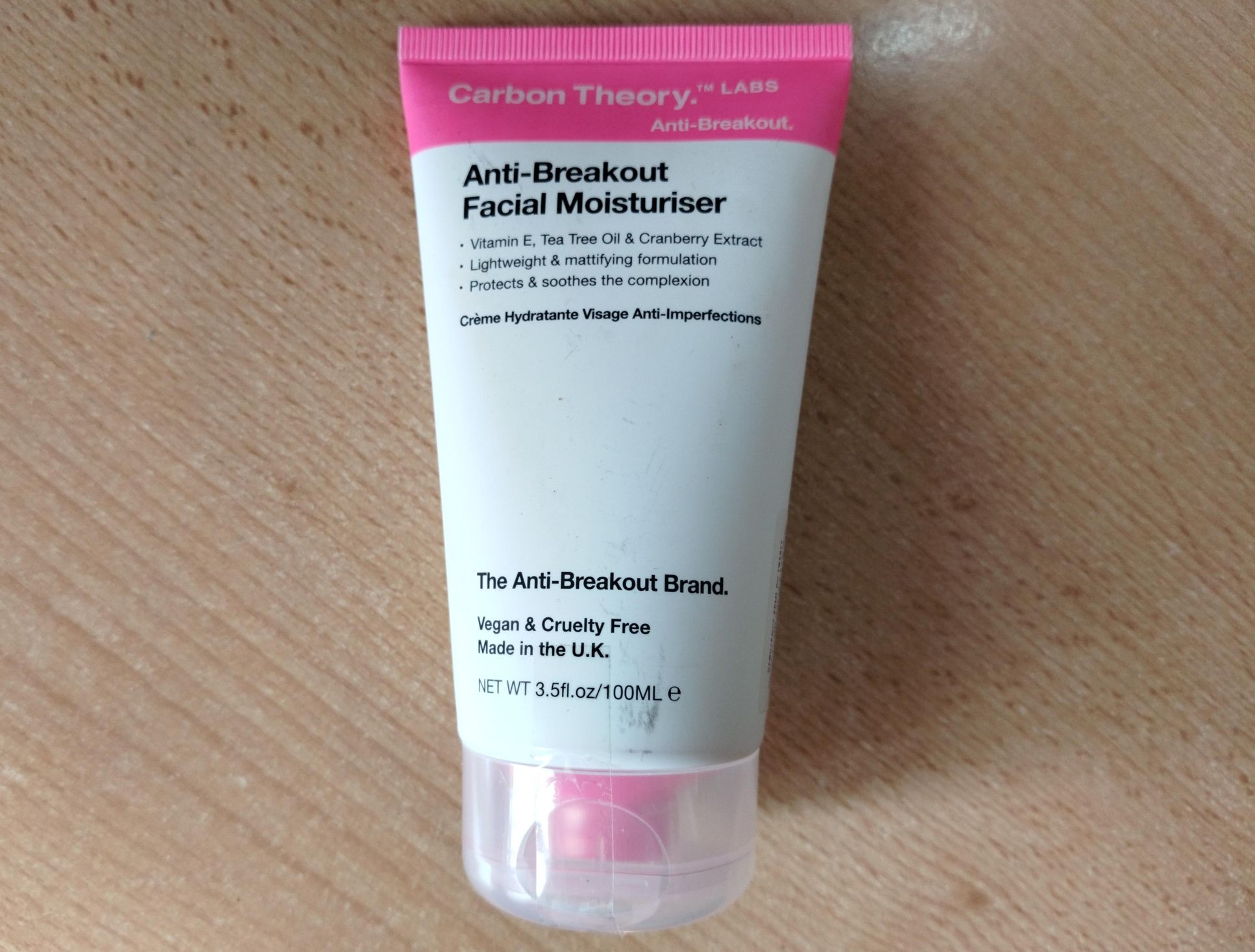 Carbon Theory Krem do twarzy nawilżający 100 ml (op. lekko uszkodzone)