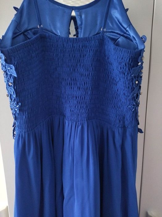 Długa wieczorowa sukienka z cyrkoniami