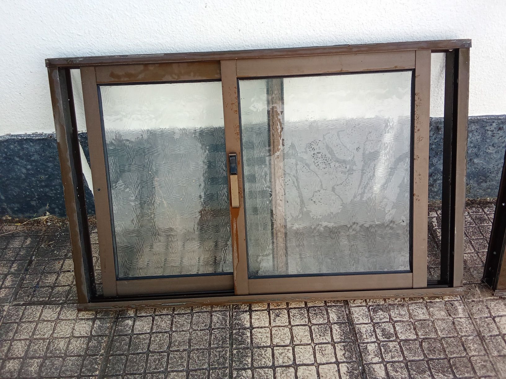 Janelas de alumínio castanho