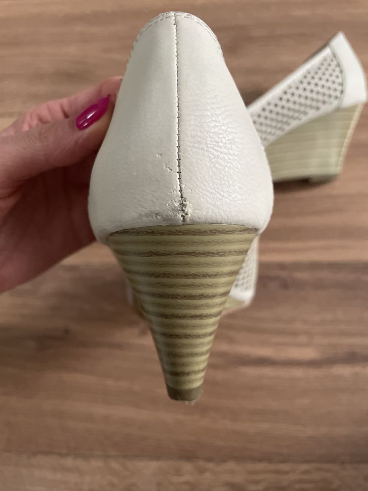 Buty z odkrytymi palcami, sandały na koturnie rozm. 38