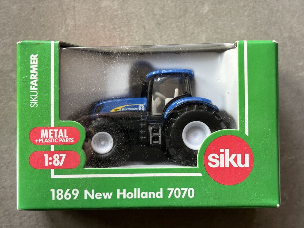 Model Siku skala 1/87 New Holland 7070 makieta