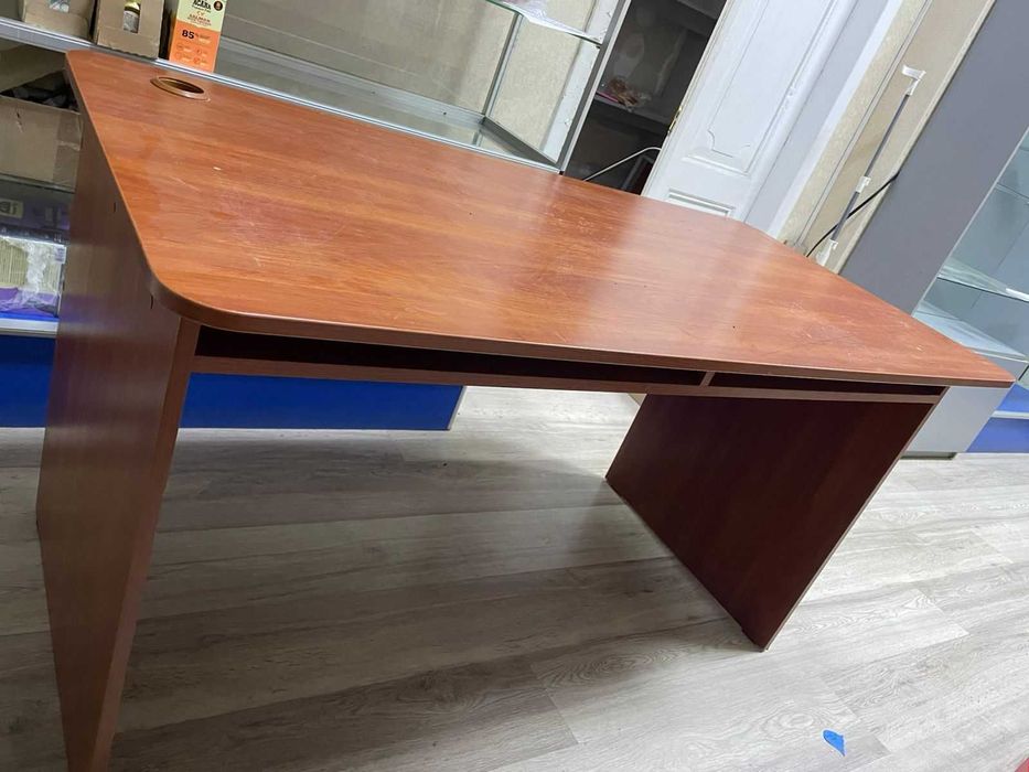 Офісні меблі(стіл, стелажі)